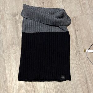 Buff Two-Tone Knit Scarf in Gray and Black